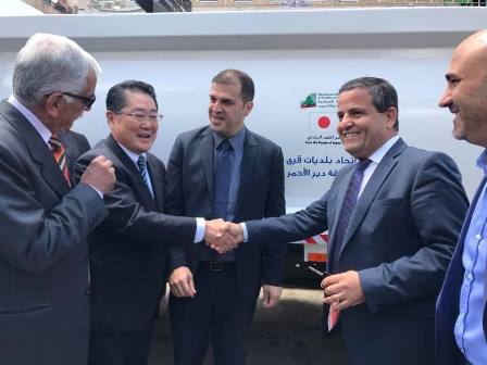 News:News: تسليم ثلاث شاحنات نقل للنفايات:Etihad